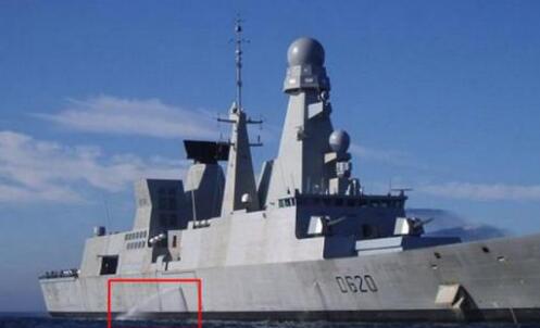 軍艦等大型船舶的側面不停地向外排水：水從哪里來？